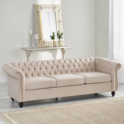 Divano Chesterfield beige 84.75 imbottito con bottoni, 3 posti, borchie e gambe in legno