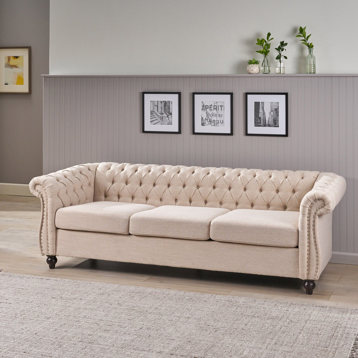 Divano Chesterfield beige 84.75 imbottito con bottoni, 3 posti, borchie e gambe in legno