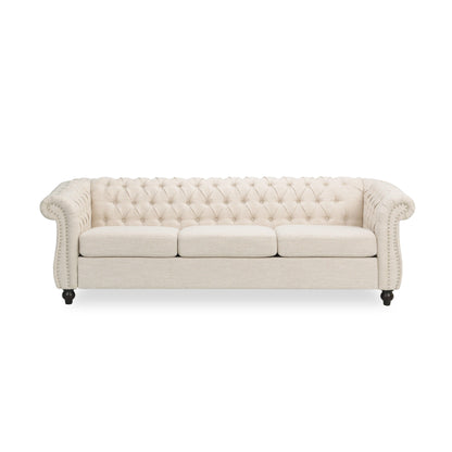 Divano Chesterfield beige a 3 posti con bottoni e borchie