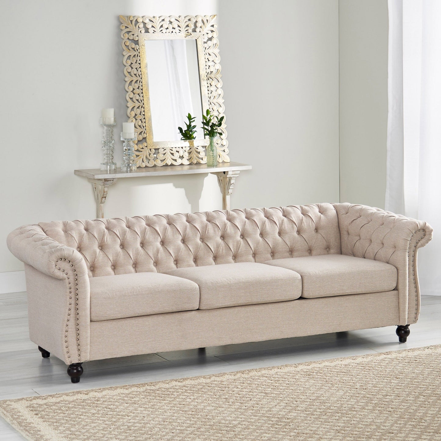 Divano Chesterfield beige a 3 posti con bottoni e borchie