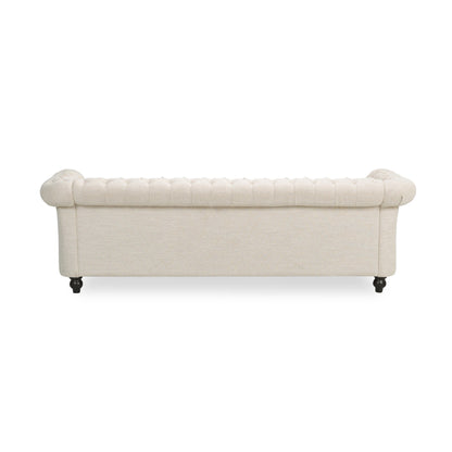 Divano Chesterfield beige a 3 posti con bottoni e borchie