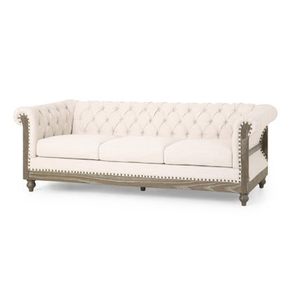 Divano Chesterfield beige a 3 posti con bottoni e gambe in legno