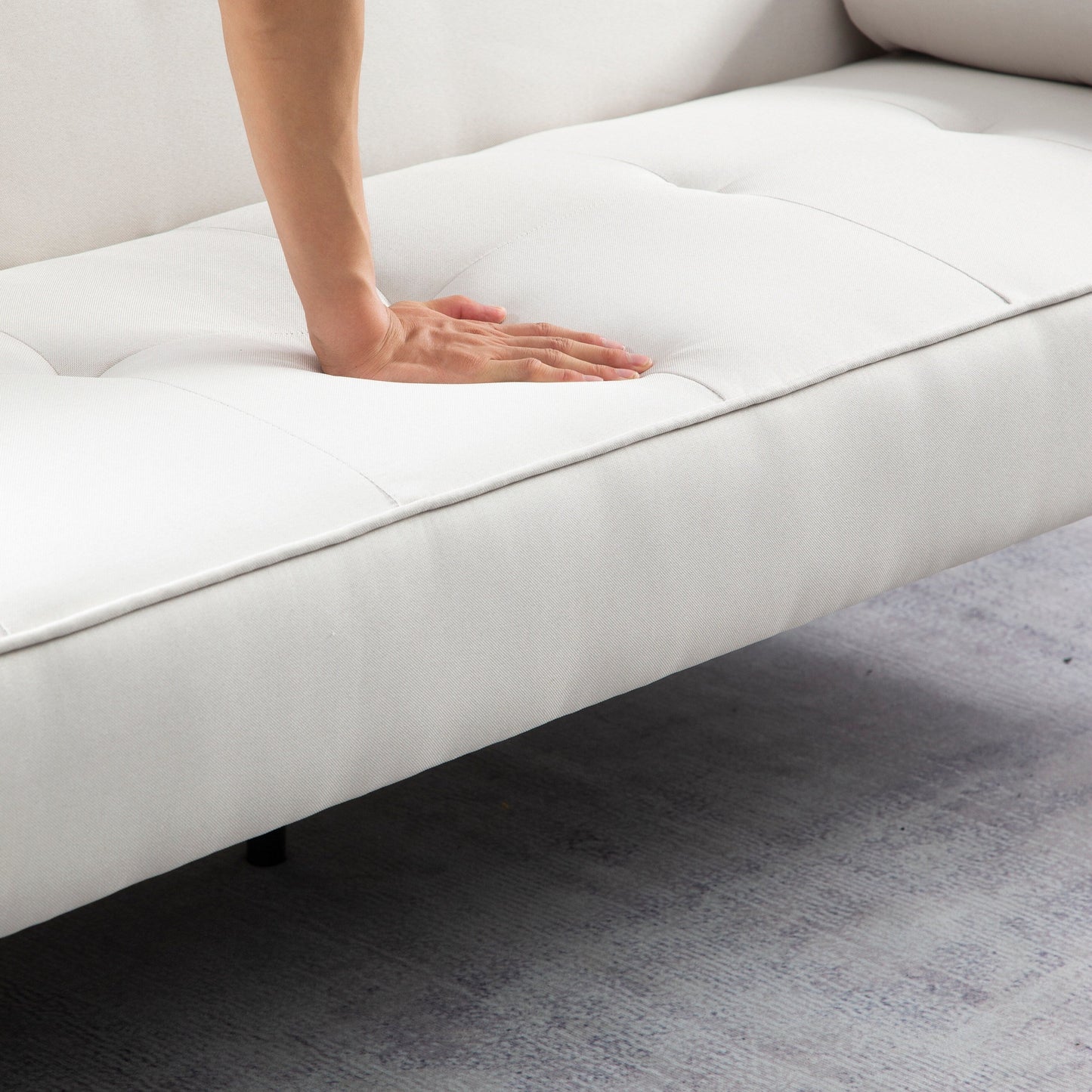 Divano letto futon beige convertibile a 3 posti con gambe in legno