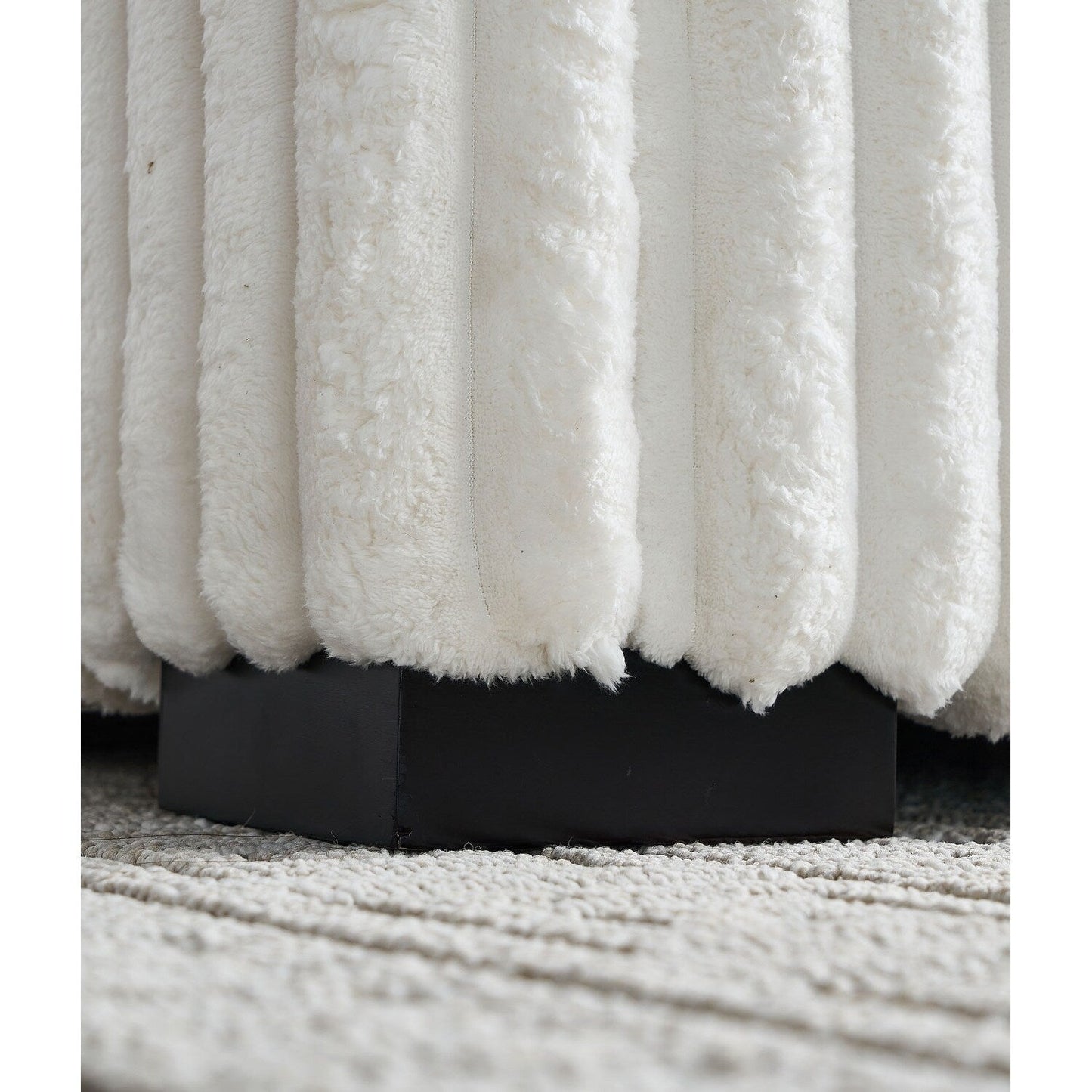 Divano a due posti in velluto a coste beige con pouf e altoparlante Bluetooth