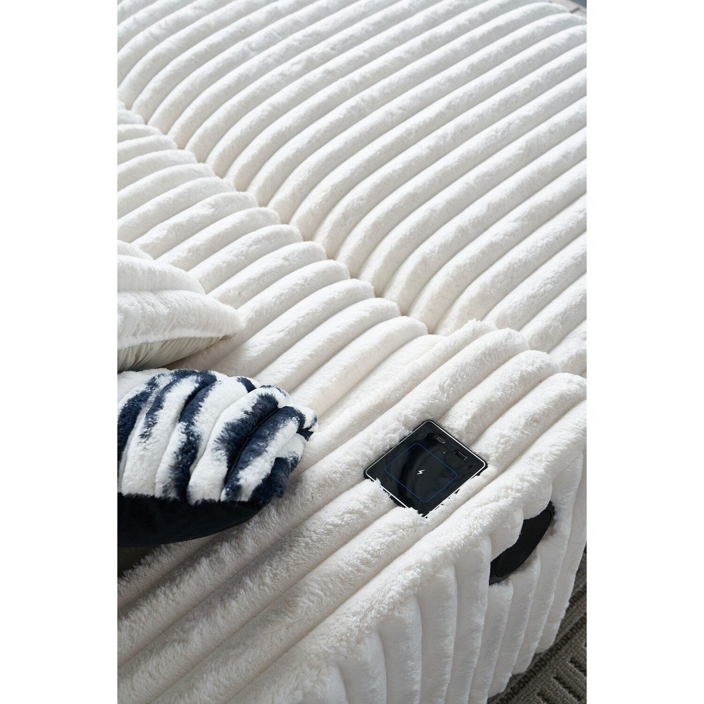 Divano a due posti in velluto a coste beige con pouf e altoparlante Bluetooth