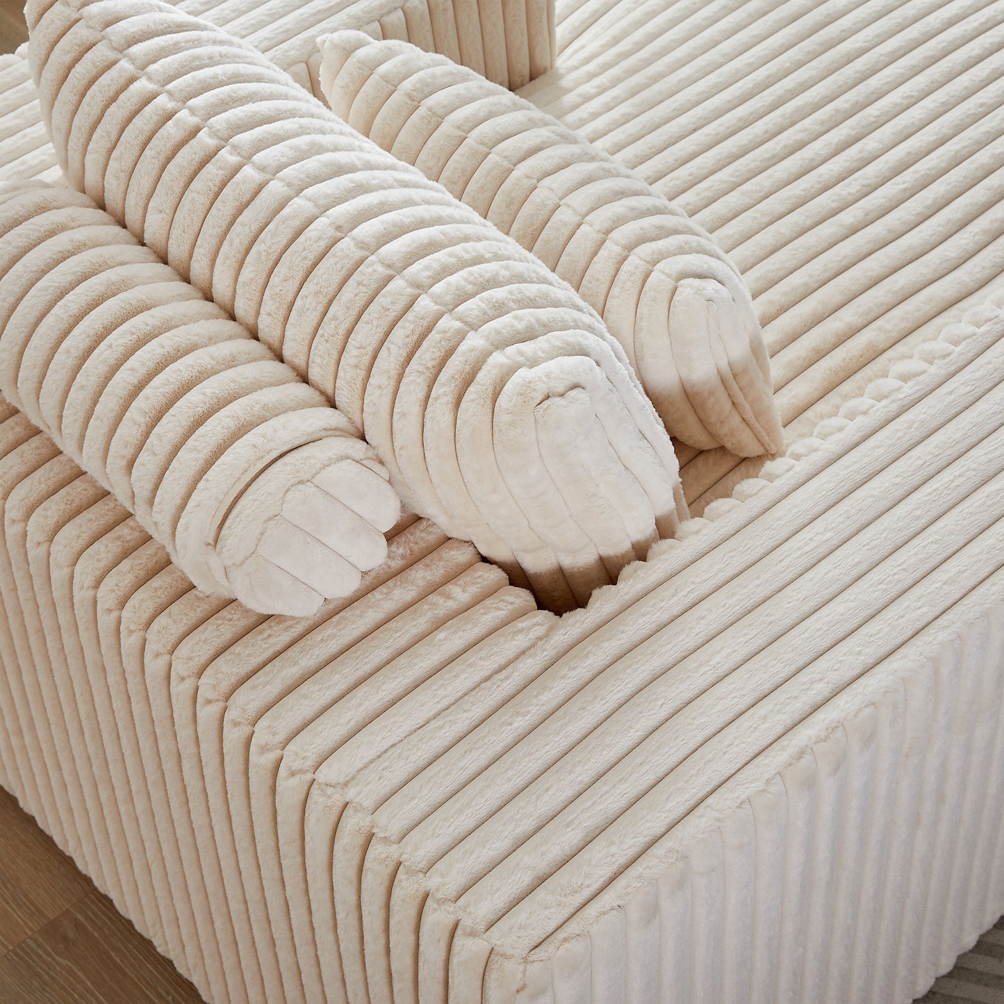 Poltrona in velluto a coste beige con 2 cuscini