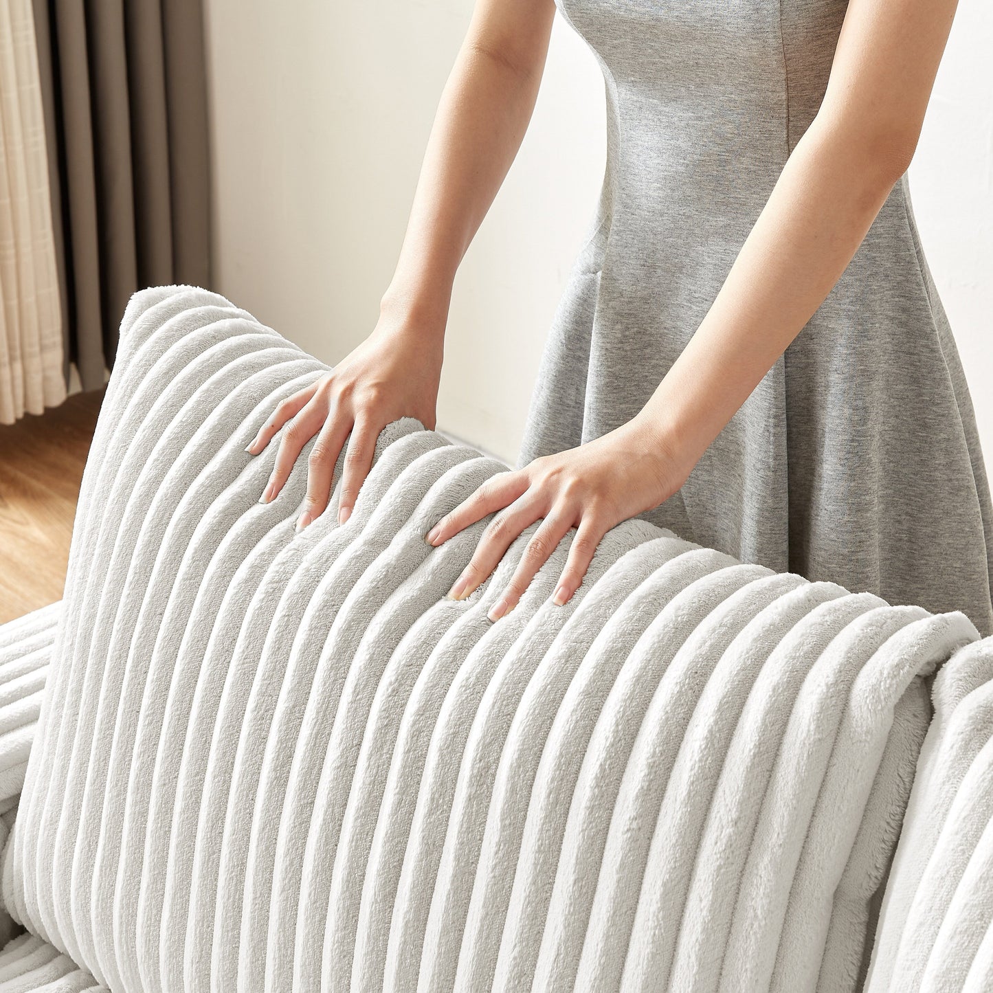 Divano a due posti in tessuto beige con bracciolo contenitore e USB