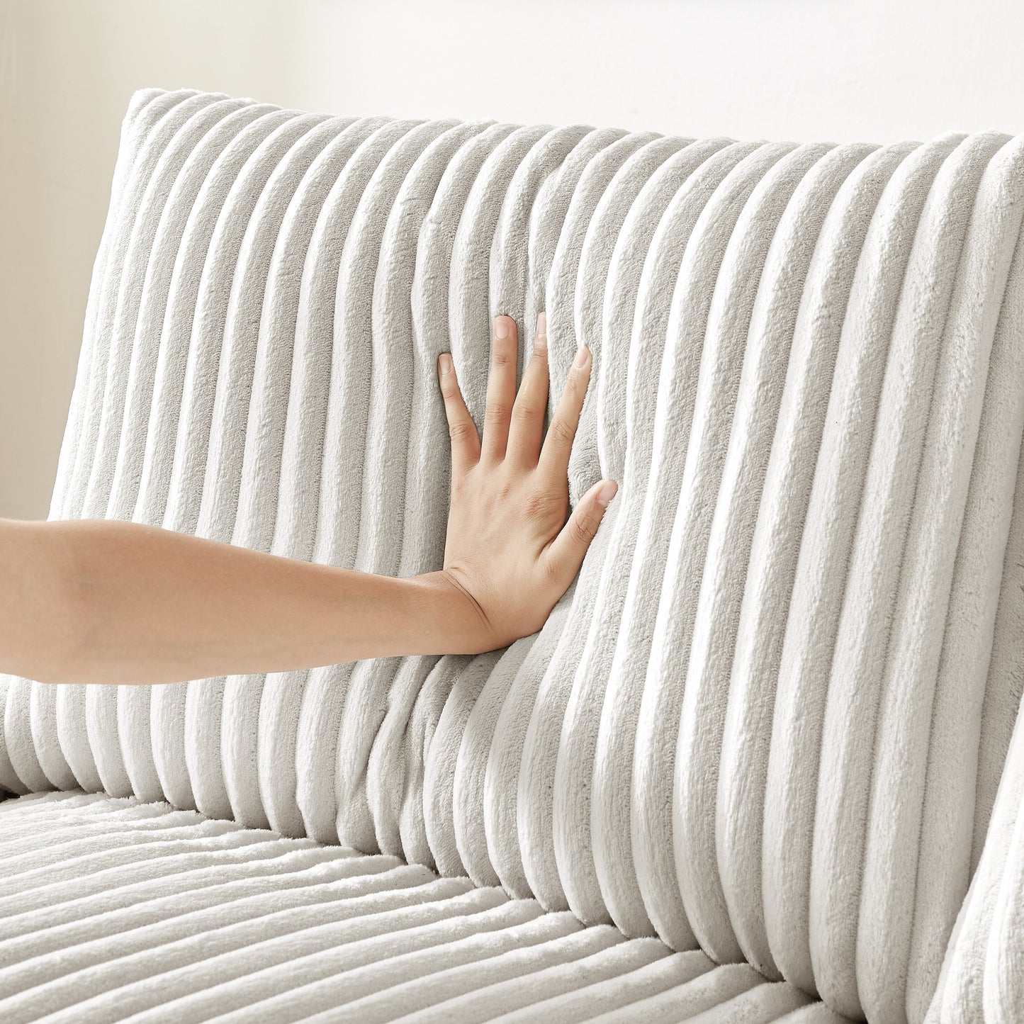 Divano a due posti in tessuto beige con bracciolo contenitore e USB