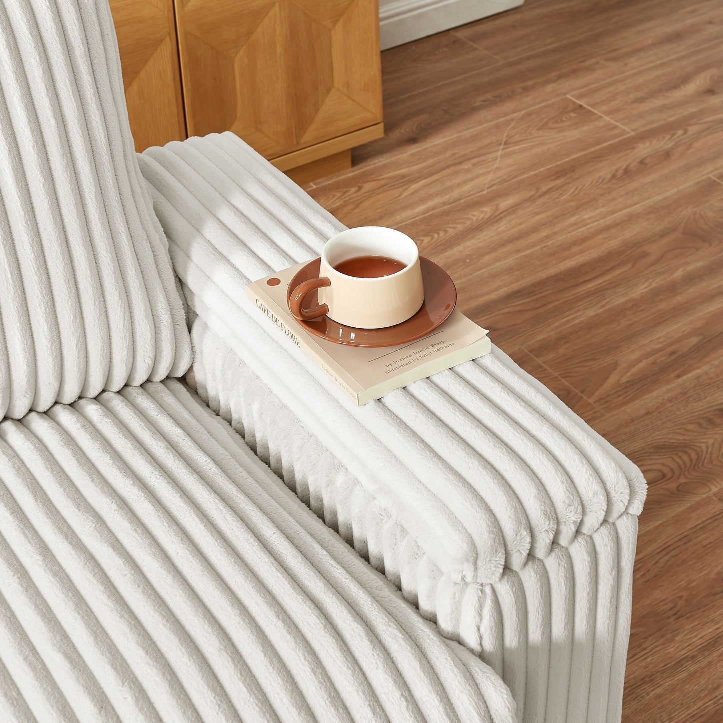 Divano a due posti in tessuto beige con bracciolo contenitore e USB