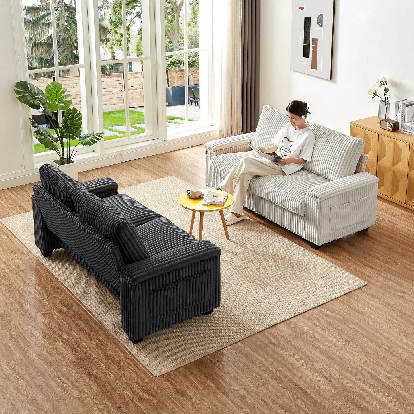 Divano a due posti in tessuto beige con bracciolo contenitore e USB