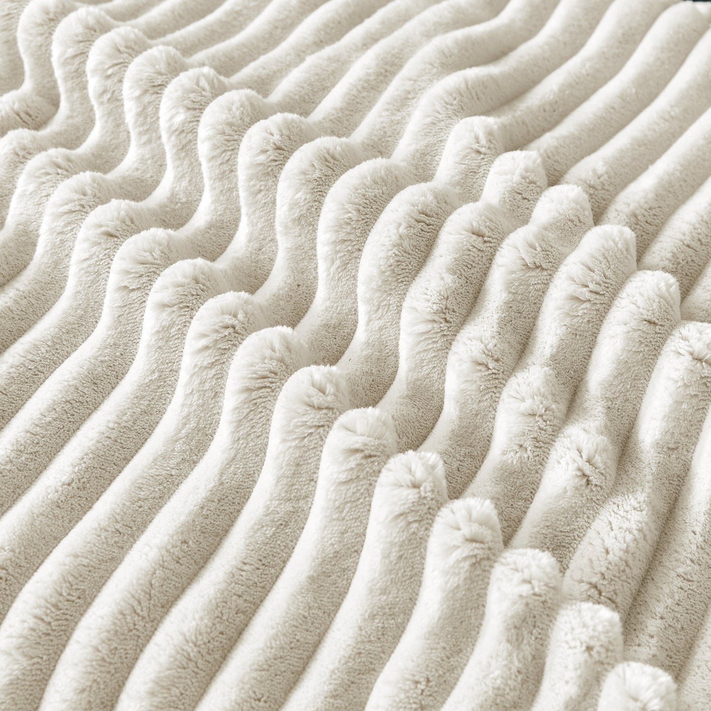 Divano a due posti in tessuto beige con bracciolo contenitore e USB