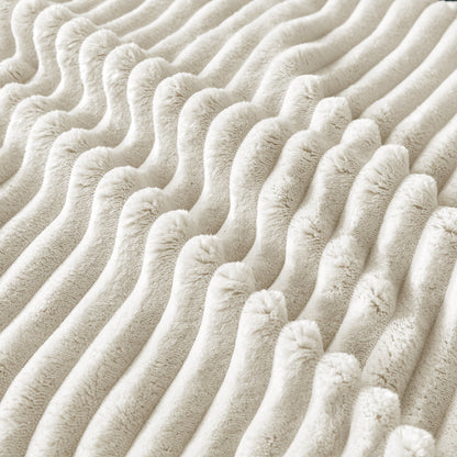 Divano a due posti in tessuto beige con bracciolo contenitore e USB