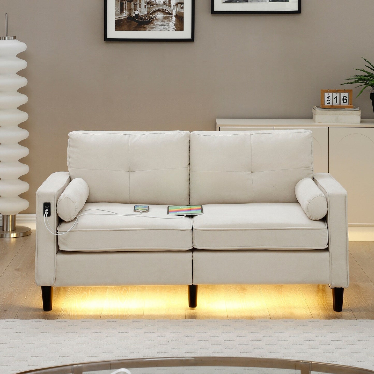 Divano a due posti in lino beige con luci a LED e porte USB