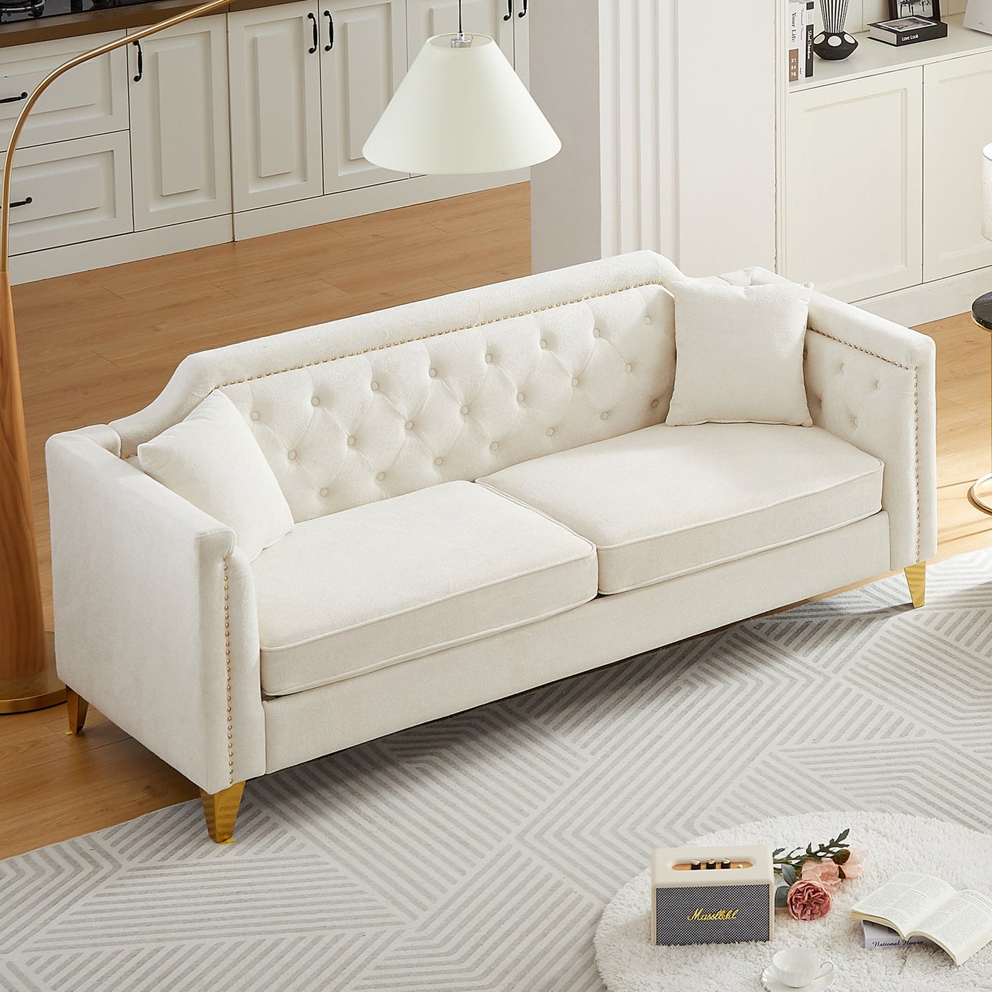 Divano moderno beige da 61,5 posti in ciniglia con bottoni, bracciolo decorato con chiodi in rame e 2 cuscini per soggiorno