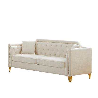 Divano moderno beige da 61,5 posti in ciniglia con bottoni, bracciolo decorato con chiodi in rame e 2 cuscini per soggiorno