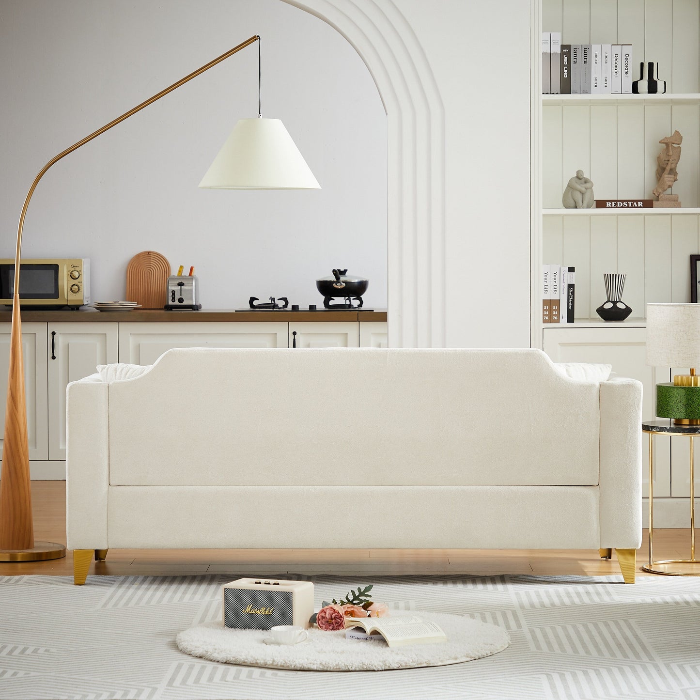 Divano moderno beige da 61,5 posti in ciniglia con bottoni, bracciolo decorato con chiodi in rame e 2 cuscini per soggiorno