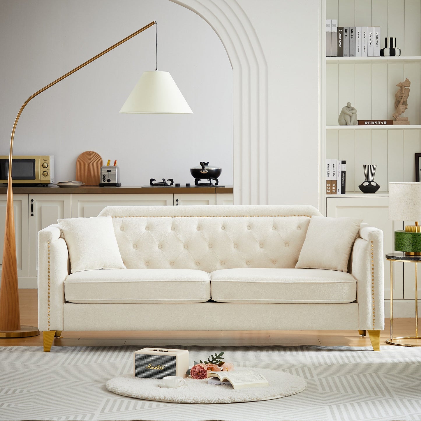 Divano moderno beige da 61,5 posti in ciniglia con bottoni, bracciolo decorato con chiodi in rame e 2 cuscini per soggiorno