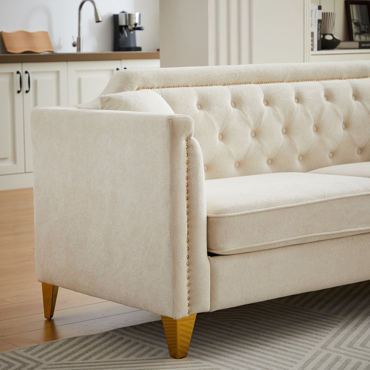 Divano moderno beige da 61,5 posti in ciniglia con bottoni, bracciolo decorato con chiodi in rame e 2 cuscini per soggiorno