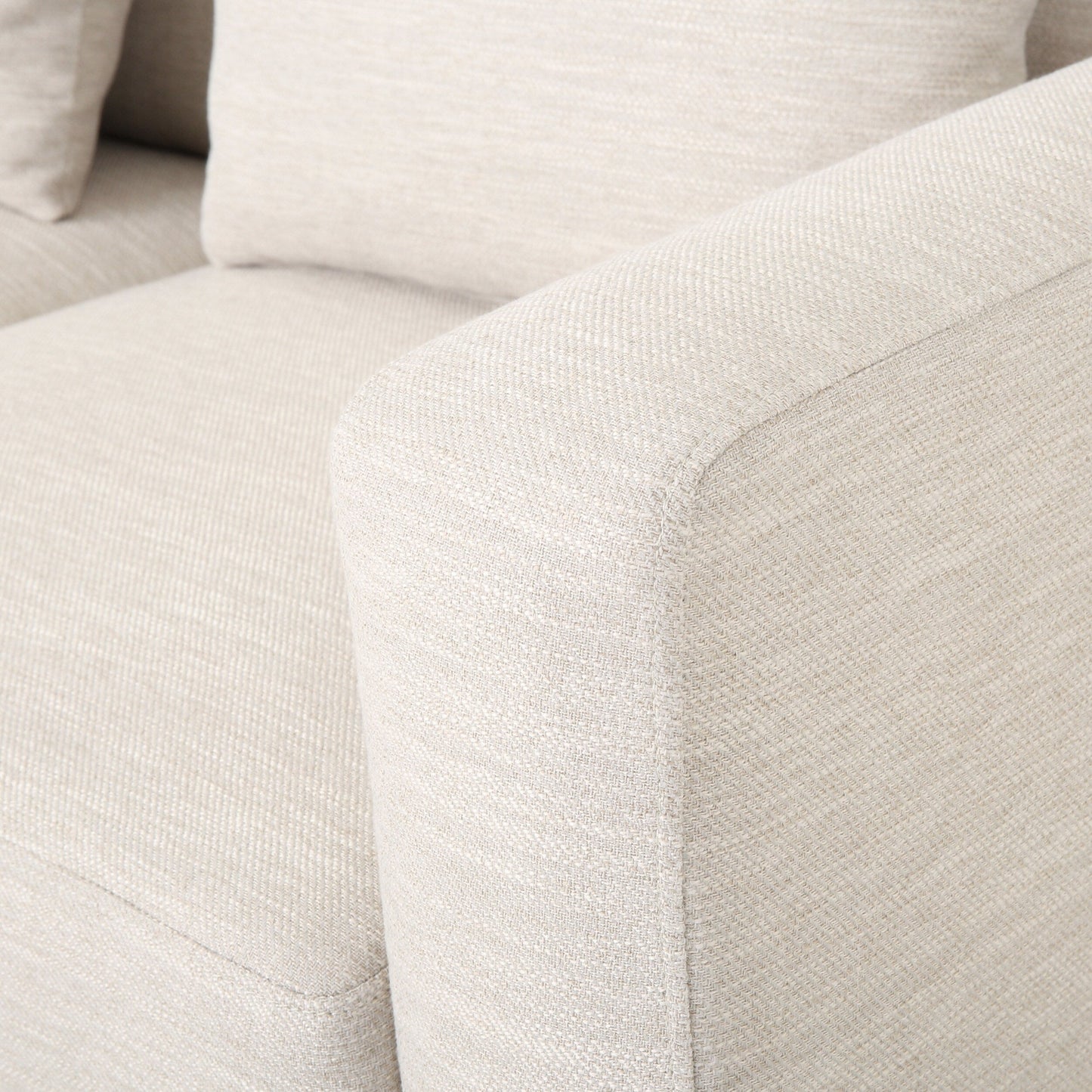 Divano moderno beige da 80 a 3 posti con gambe in legno e cuscini coordinati per il soggiorno