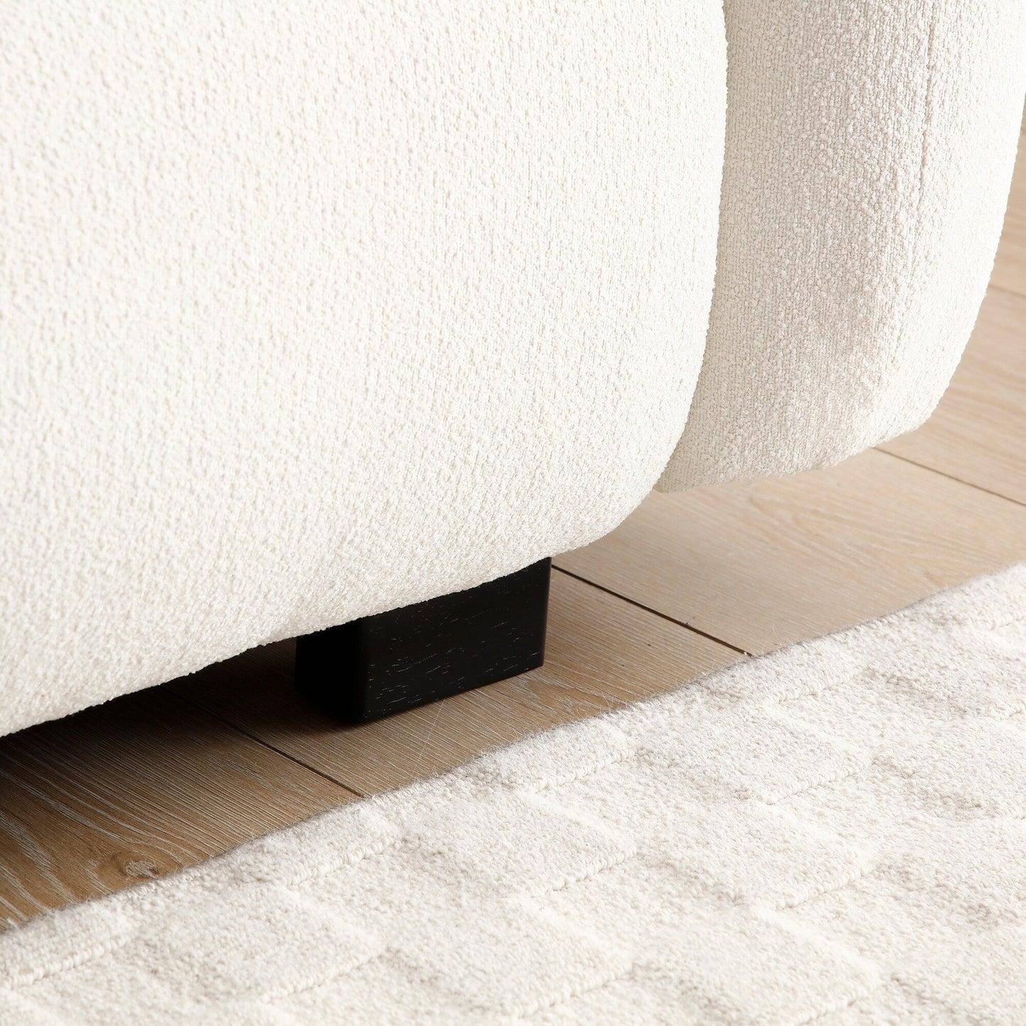 Divano moderno beige Teddy a 3 posti con seduta profonda, gambe in legno e rivestimento per soggiorno