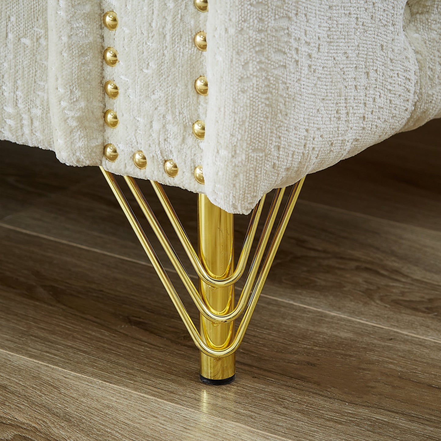 Divano moderno beige a 3 posti con 82 bottoni in ciniglia, imbottito e trapuntato, decorazione con chiodi in rame e gambe in metallo