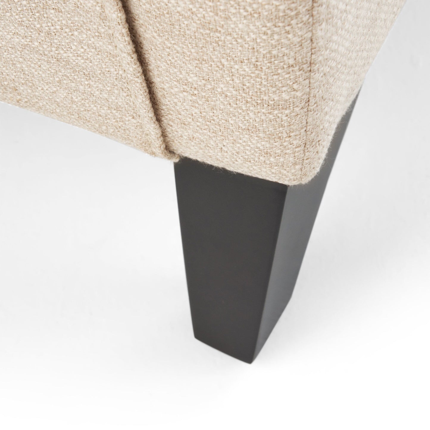 Poltrona reclinabile moderna in tessuto beige con poggiapiedi, dettagli con borchie e gambe in legno di betulla