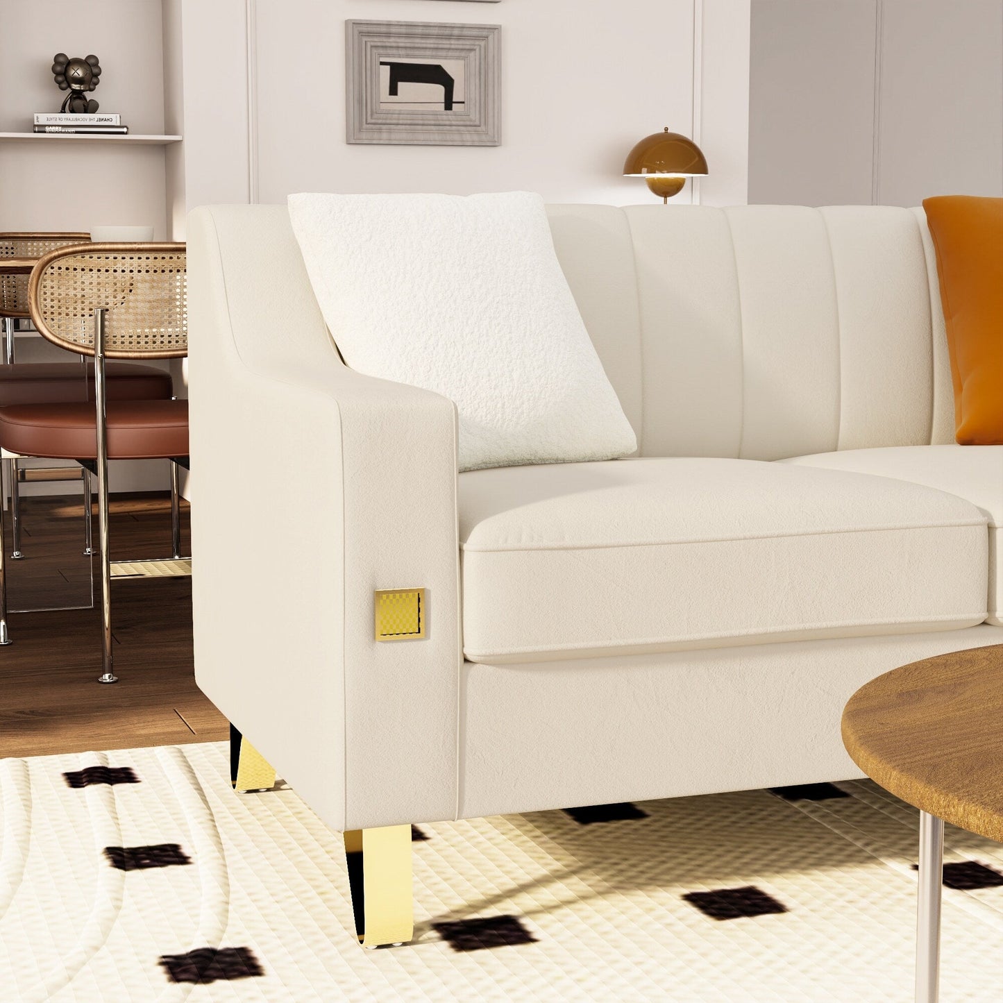 Divano moderno in velluto beige con dettagli dorati e cuscini morbidi per il soggiorno