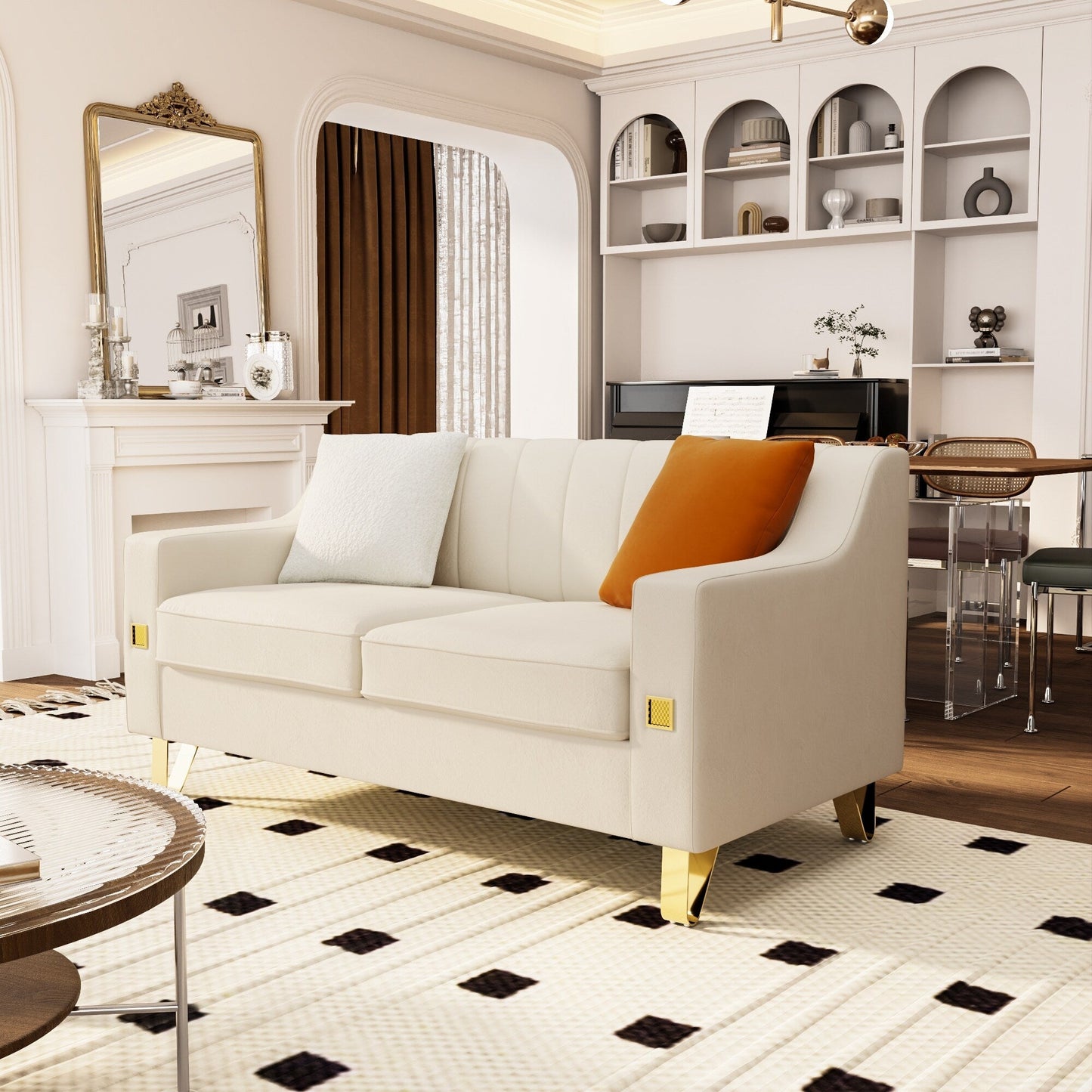 Divano moderno in velluto beige con dettagli dorati e cuscini morbidi per il soggiorno