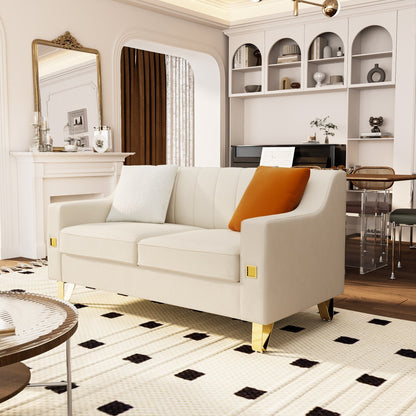 Divano moderno in velluto beige con dettagli dorati e cuscini morbidi per il soggiorno