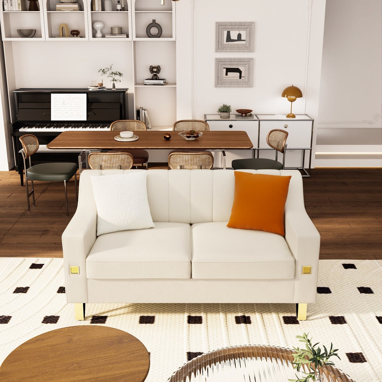 Divano moderno in velluto beige con dettagli dorati e cuscini morbidi per il soggiorno