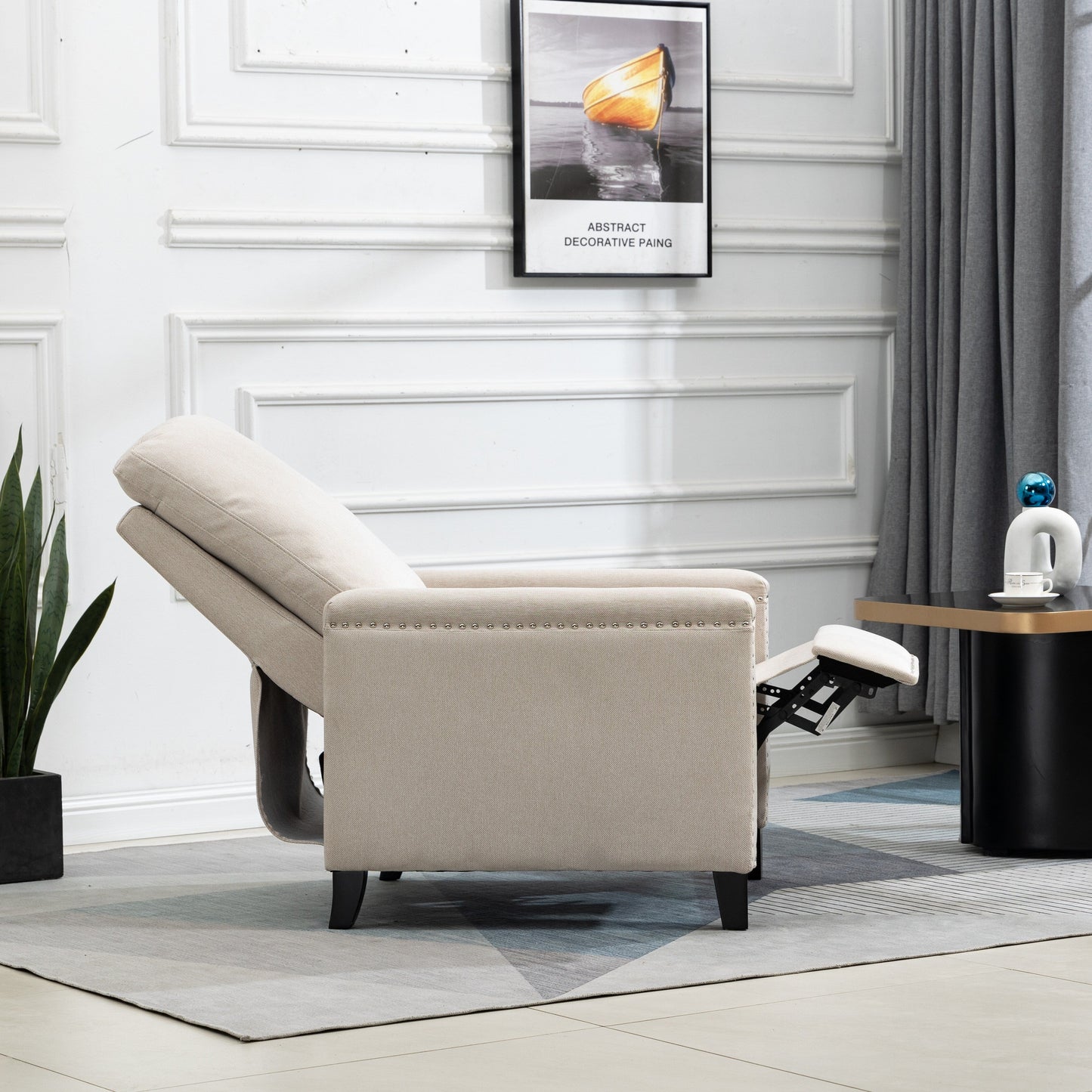 Poltrona reclinabile manuale moderna in velluto beige con cuscini e decorazione a borchie