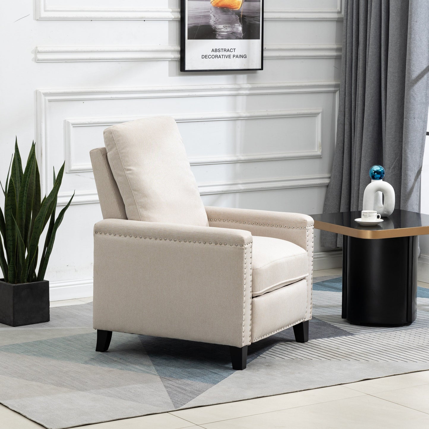 Poltrona reclinabile manuale moderna in velluto beige con cuscini e decorazione a borchie