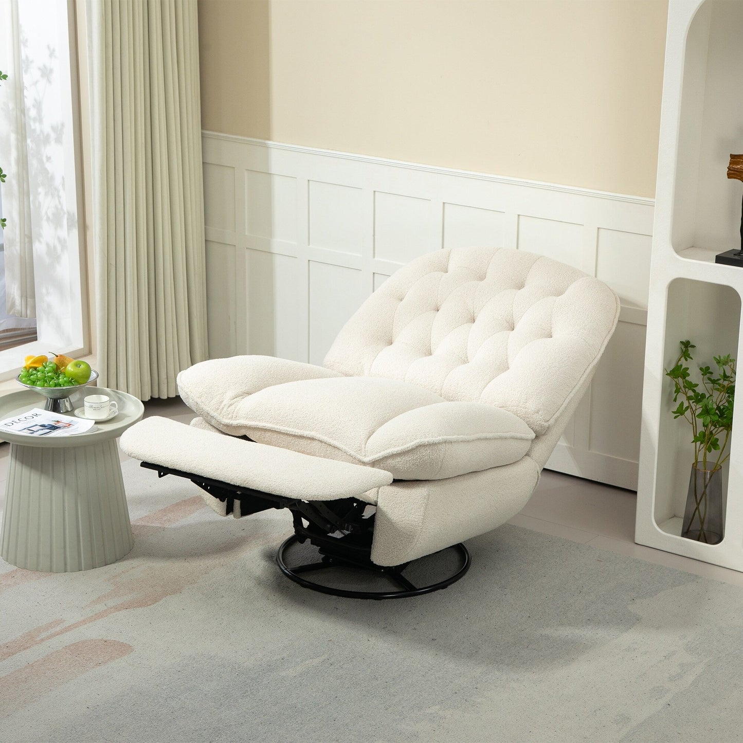 Poltrona reclinabile manuale girevole a 360° con poggiapiedi esteso e schienale imbottito in ciniglia beige di grandi dimensioni