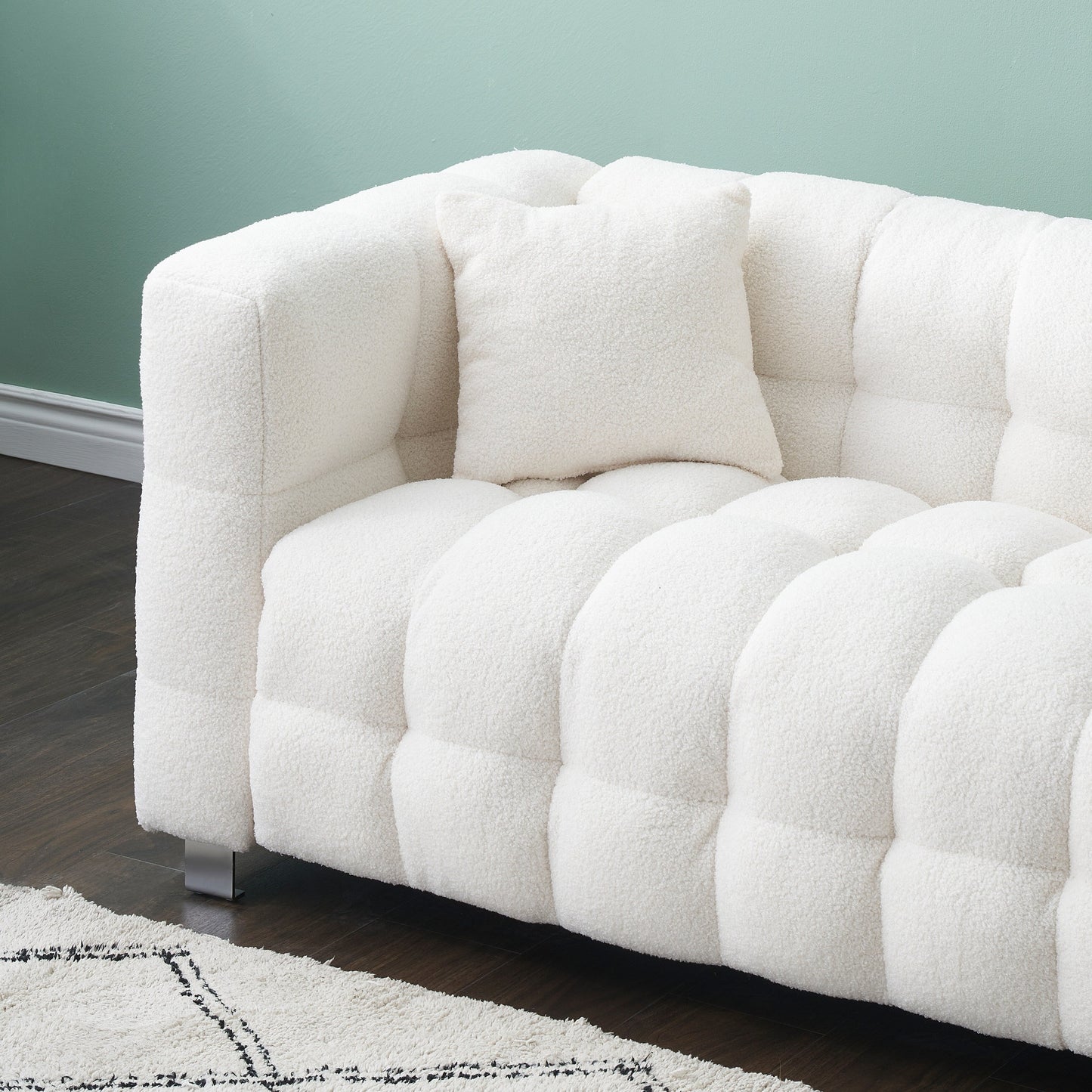 Divano Teddy beige a 4 posti con due cuscini decorativi