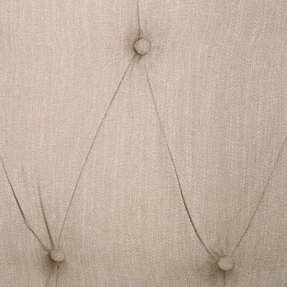 Divano a 3 posti capitonné beige con borchie e gambe in legno