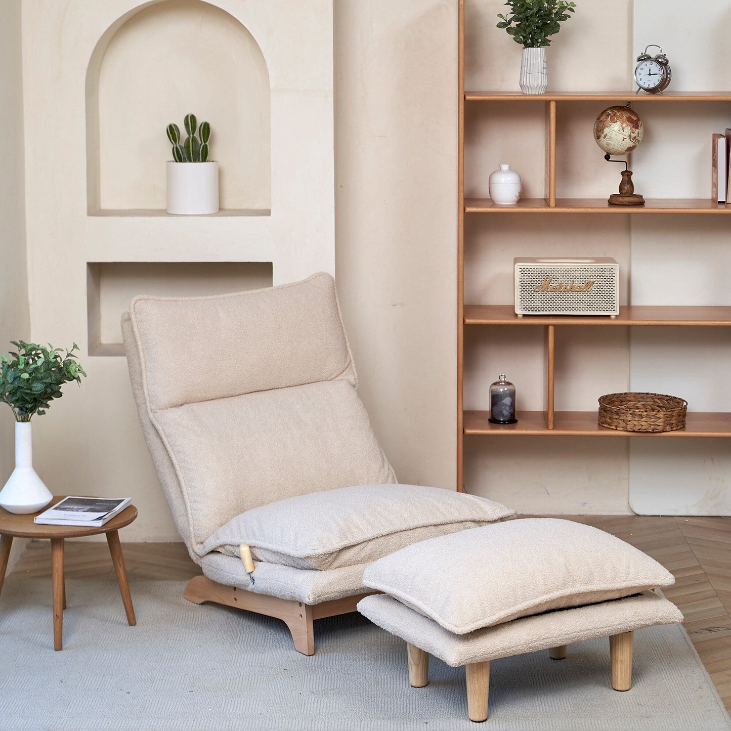 Poltrona reclinabile manuale senza braccioli imbottita beige con poggiatesta, schienale e poggiatesta regolabili, posizione piatta a 180°