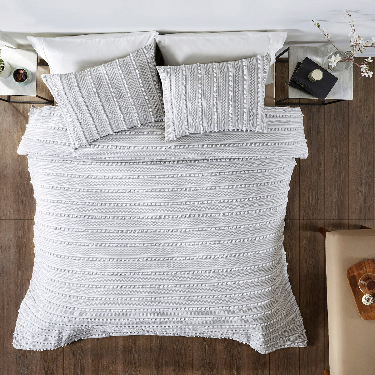 Set copripiumino Better Trends Angelique 100% cotone trapuntato in morbida ciniglia con eleganti strisce, lavabile in lavatrice e asciugabile in asciugatrice.