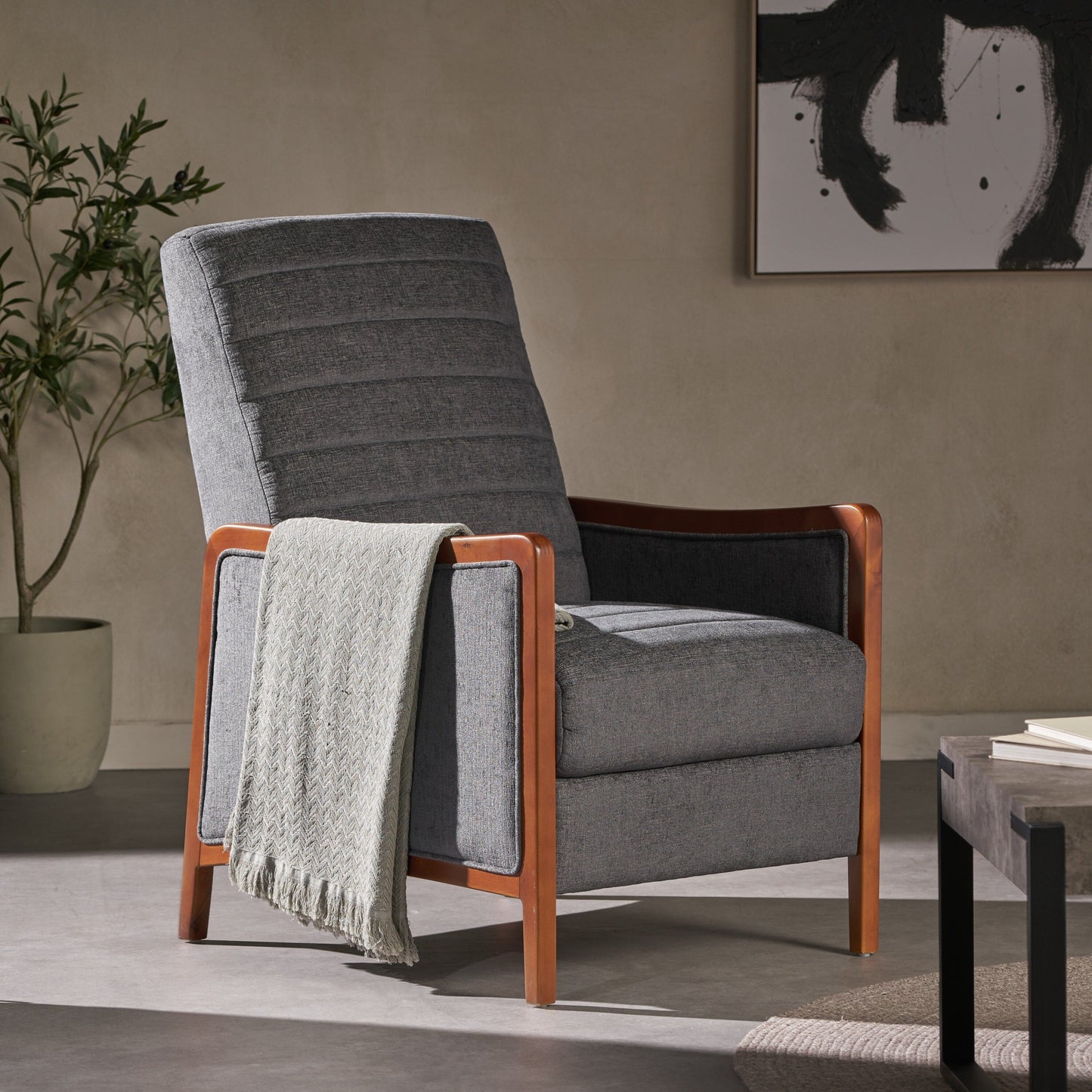 Poltrona reclinabile con schienale a spinta in legno di betulla e cuciture a canale