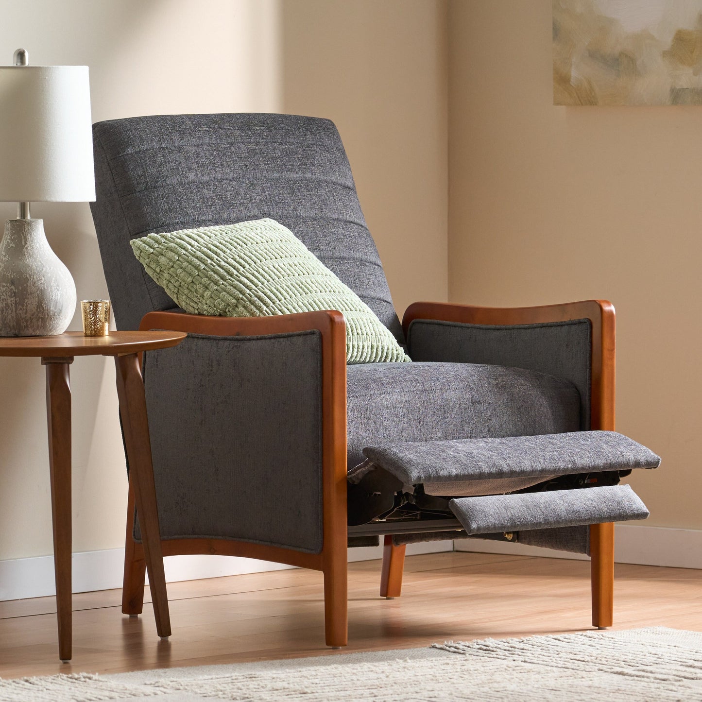 Poltrona reclinabile con schienale a spinta in legno di betulla e cuciture a canale