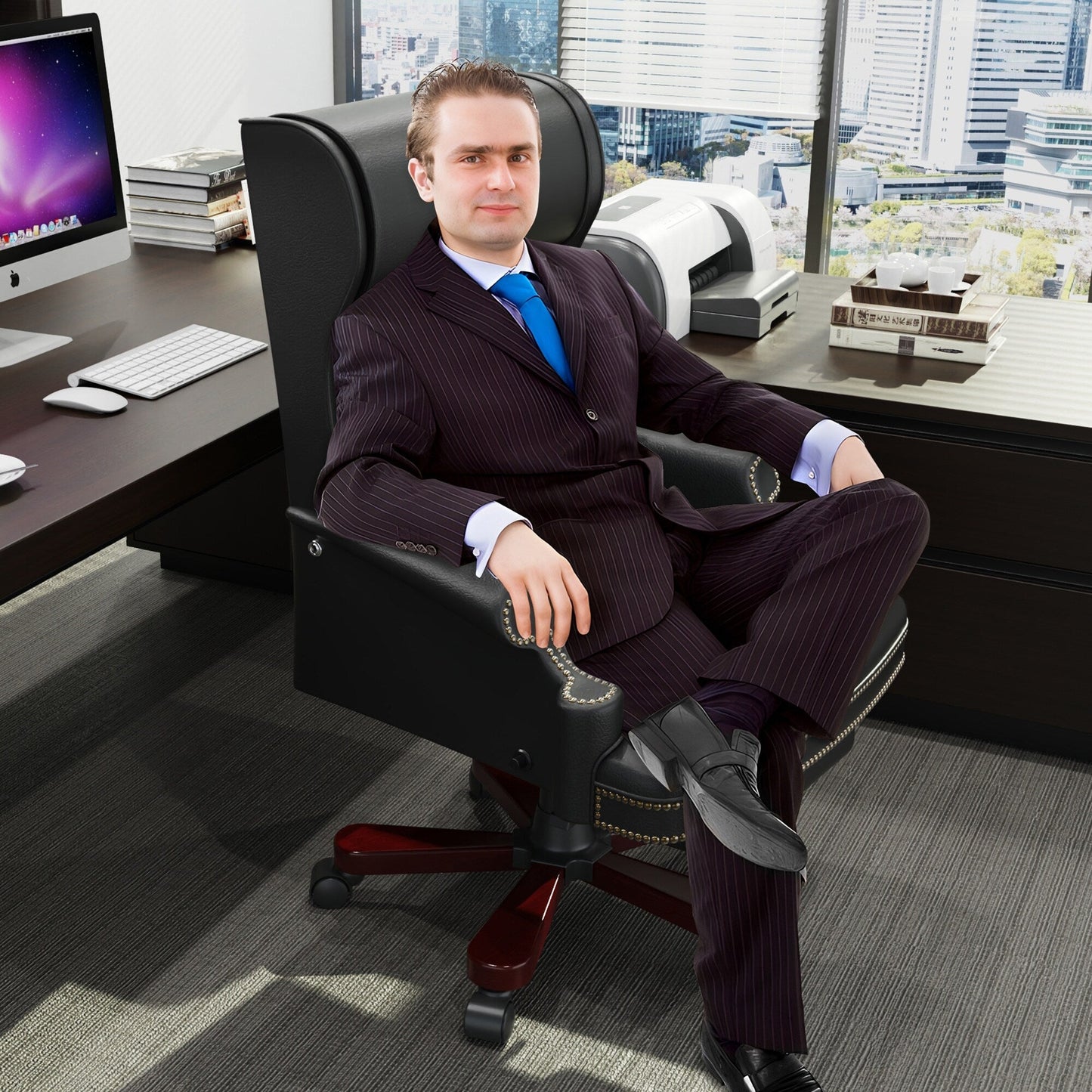 Poltrona reclinabile ergonomica da ufficio girevole in similpelle nera con poggiapiedi, schienale con bottoni trapuntati, decorazione con borchie