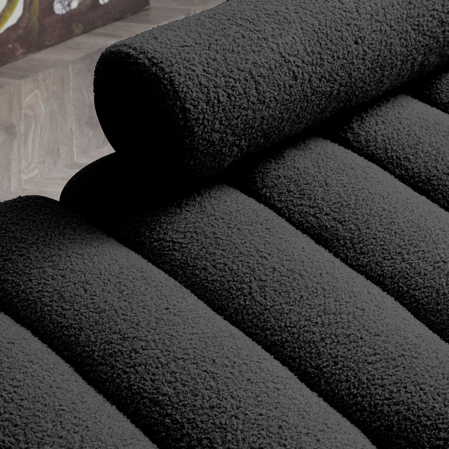 Divano a due posti nero con gambe in metallo dorato