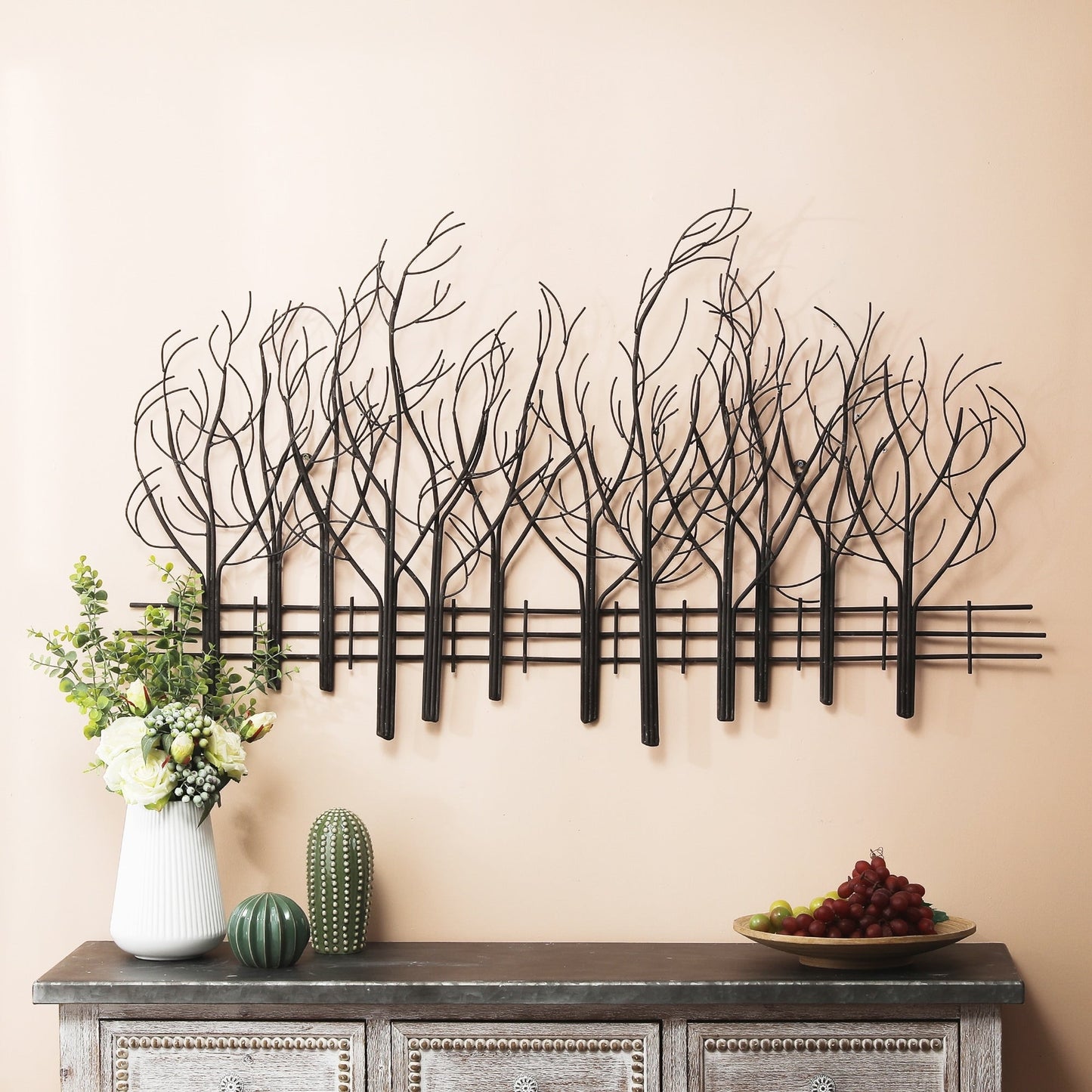 Decorazione da parete in metallo nero con campo di alberi