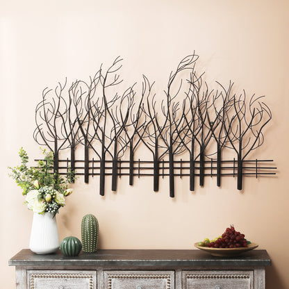 Decorazione da parete in metallo nero con campo di alberi