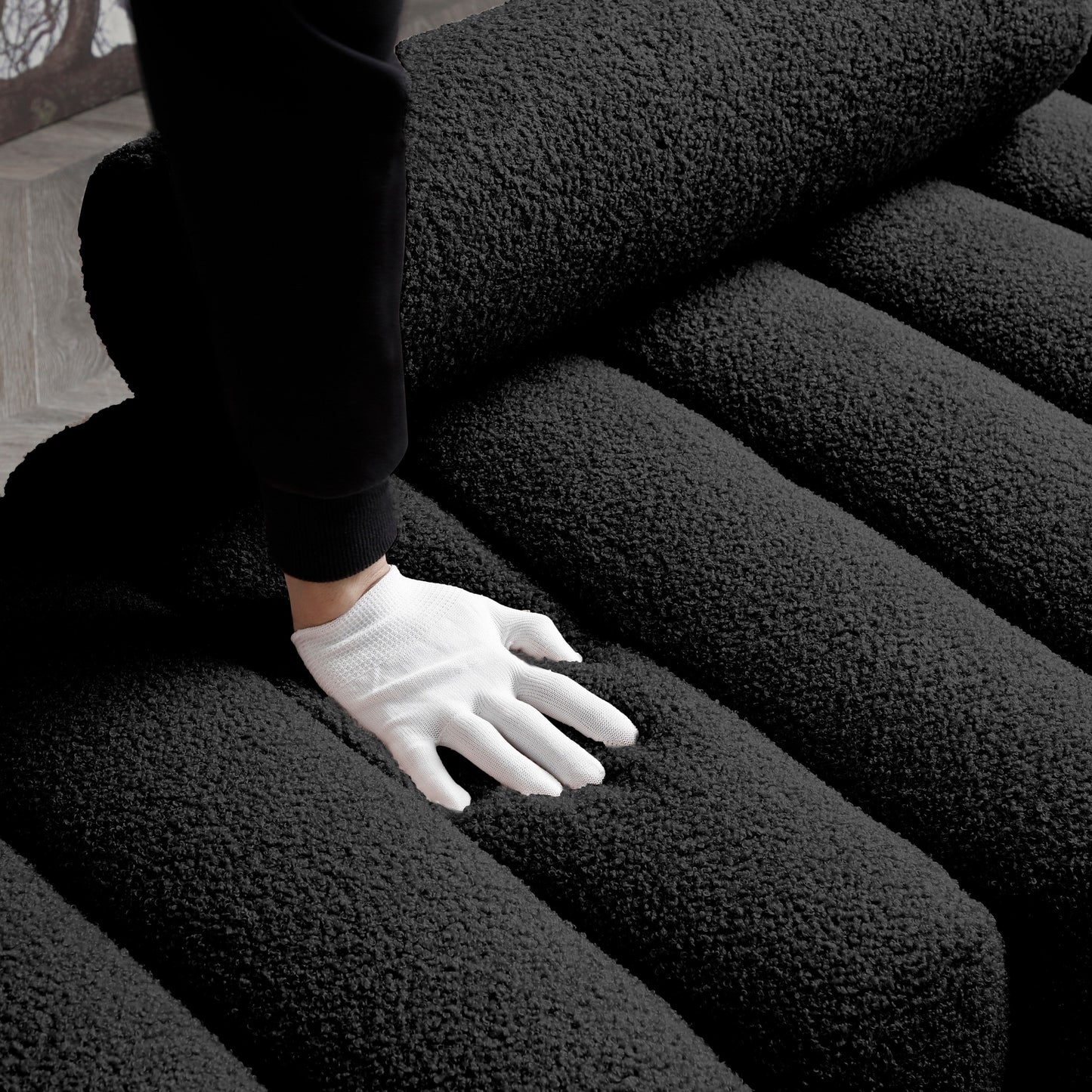 Divano a due posti moderno nero da 53,2 pollici, panca per letto, divano imbottito Sherpa con gambe in metallo dorato per camera da letto