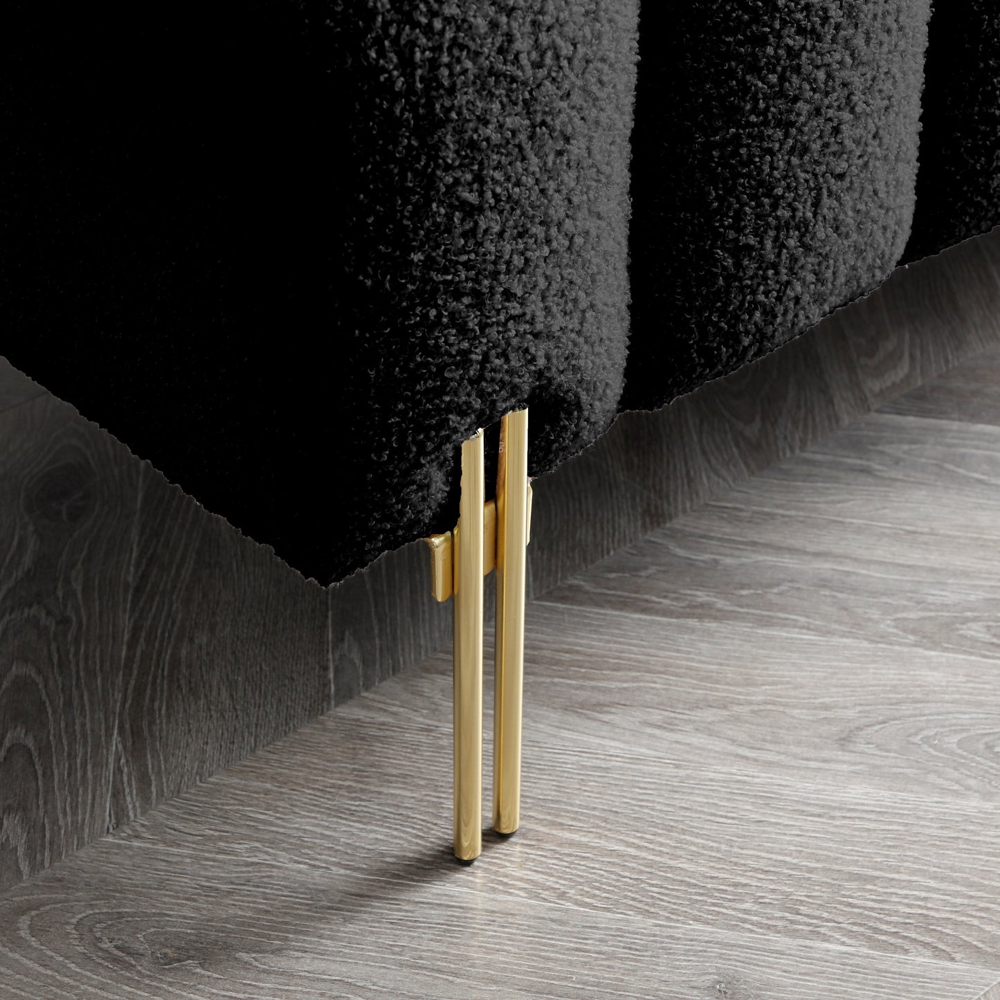 Divano a due posti moderno nero da 53,2 pollici, panca per letto, divano imbottito Sherpa con gambe in metallo dorato per camera da letto