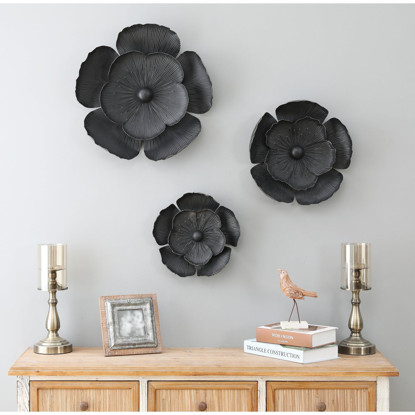 Decorazione da parete con fiori in metallo multi-dimensione grigio scuro e oro (set da 3)