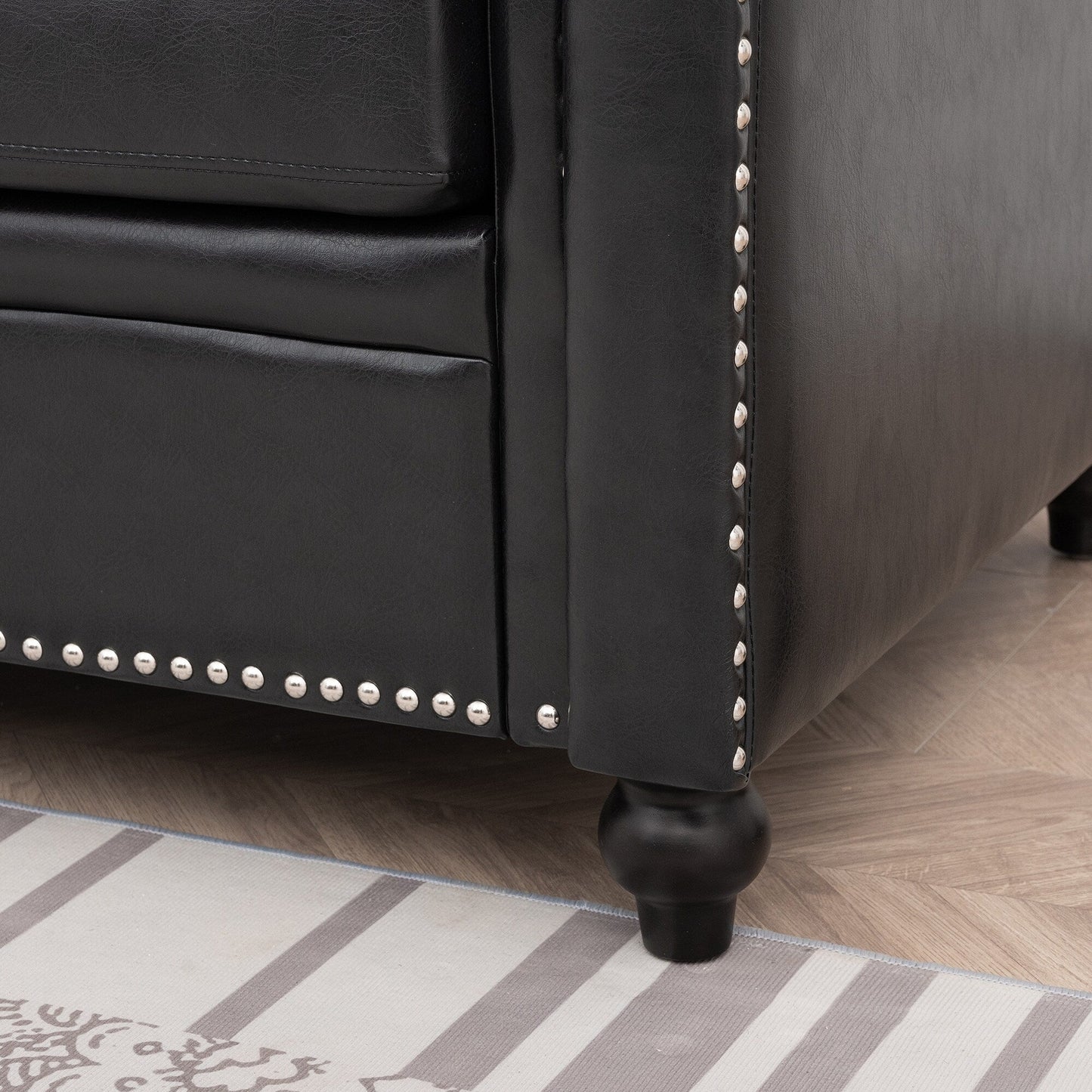 Divano imbottito a 3 posti in PU nero 83,86 con borchie e piedini in betulla per soggiorno