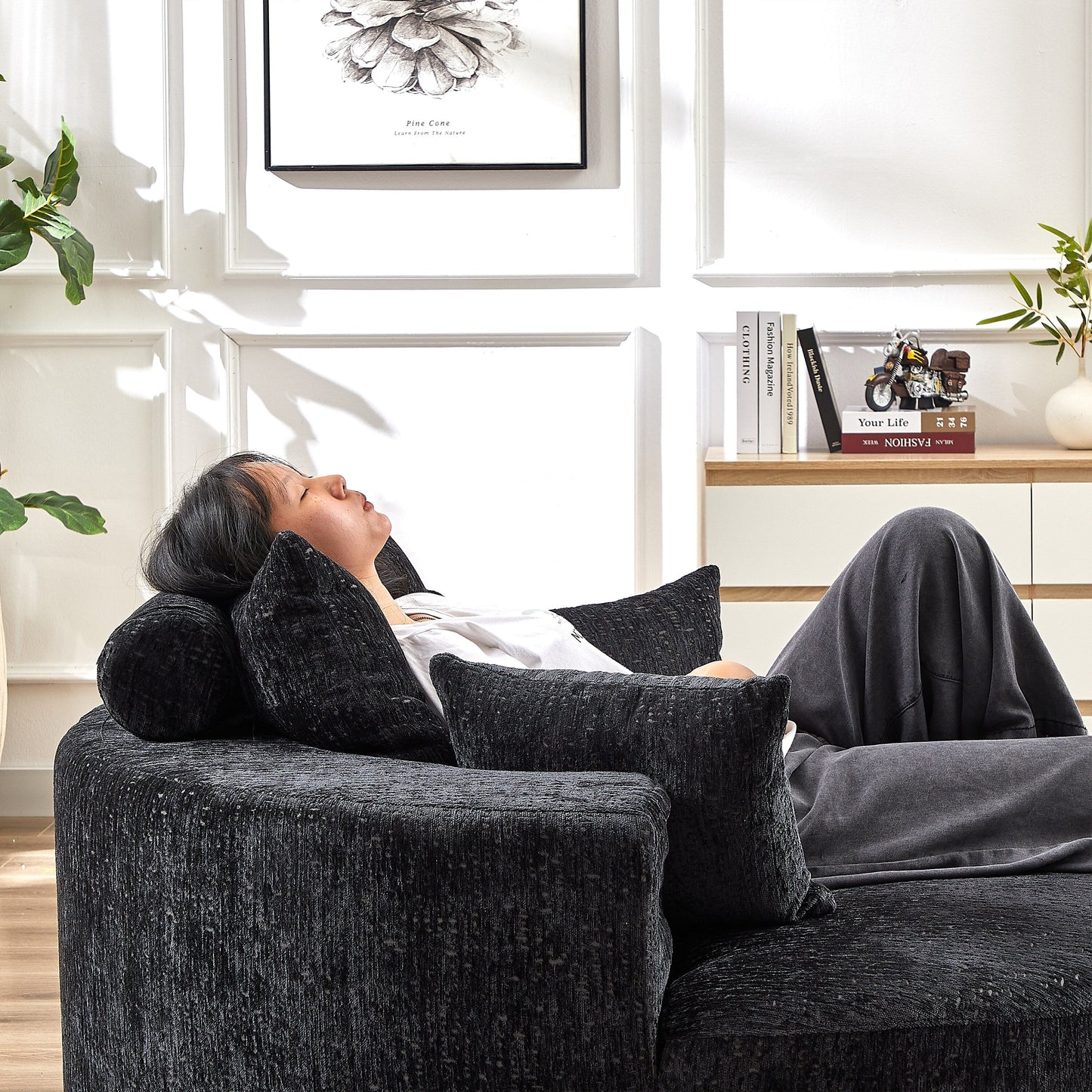 Divano letto singolo rotondo in ciniglia nera con cuscino per lo schienale