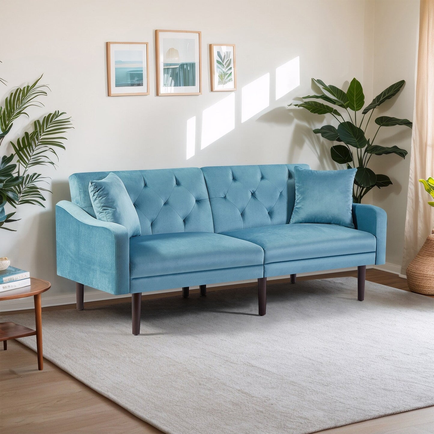 Divano letto a 3 posti in velluto blu con cuscini decorativi e struttura in legno