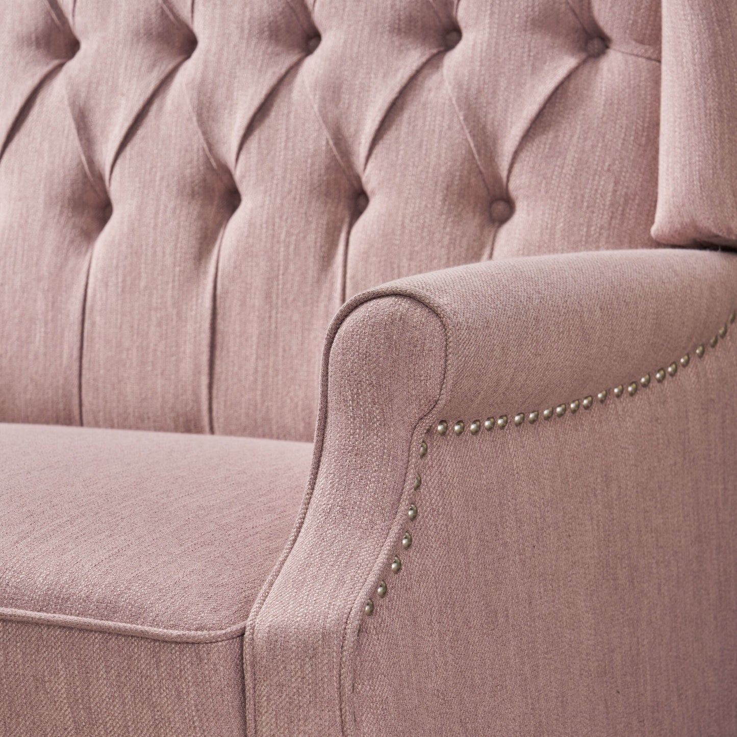 Poltrona reclinabile imbottita oversize Blush con schienale a ali e poggiapiedi, schienale con bottoni trapuntati e dettagli con borchie